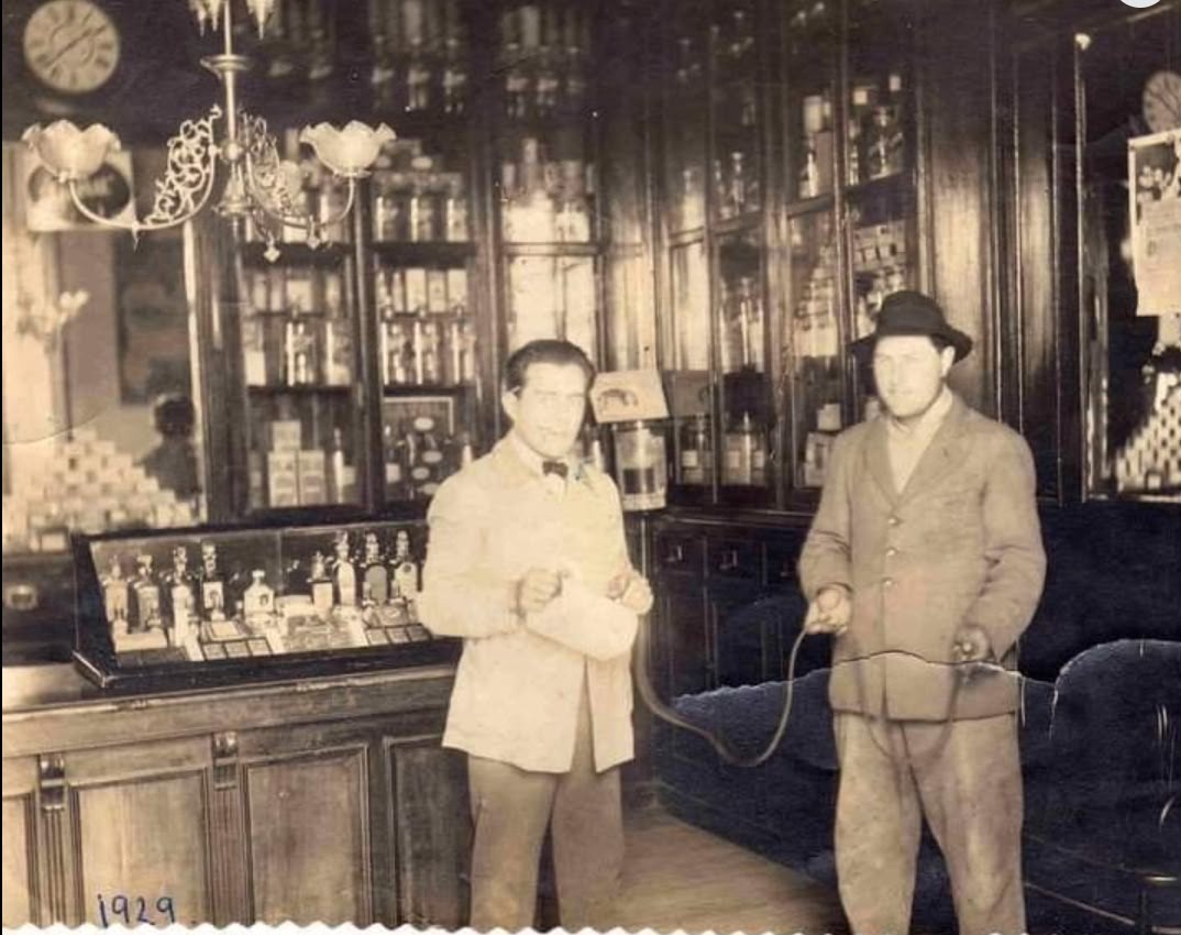 Interior histórico de Farmacia Aste en 1929