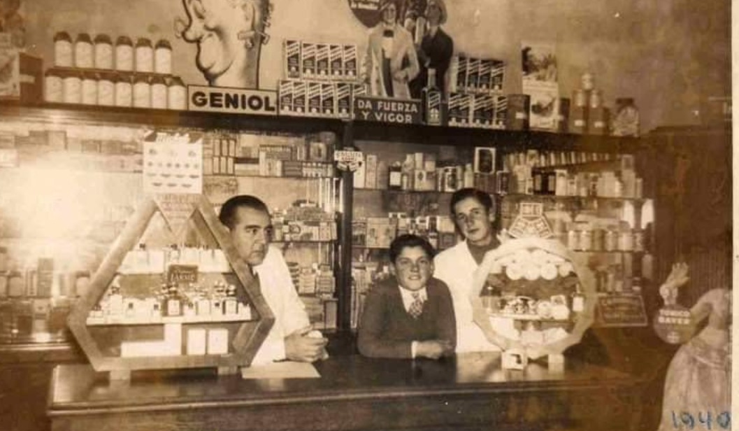 Interior histórico de Farmacia Aste en 1940