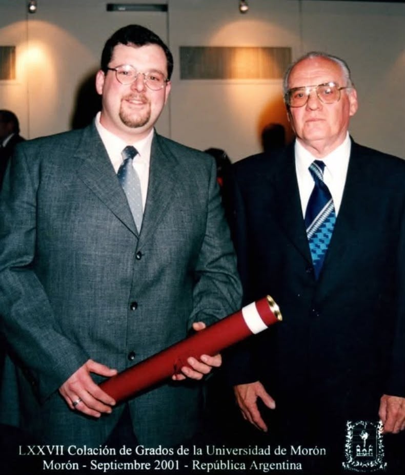 Fotografía familiar de graduación vinculada a la historia de Farmacia Aste